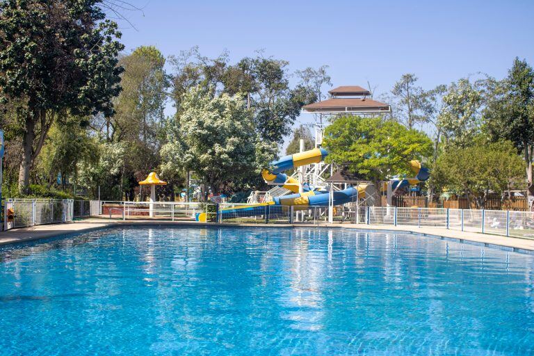 La piscina Acuasol rodeada de árboles