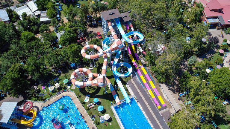 Vista aérea del tobogán Acuaspace y su piscina de llegada